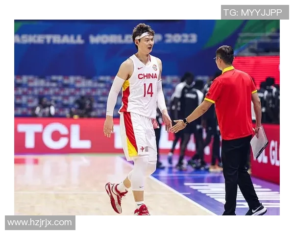 王哲林领衔中国男篮新篇章展现拼搏精神与团队合作的力量